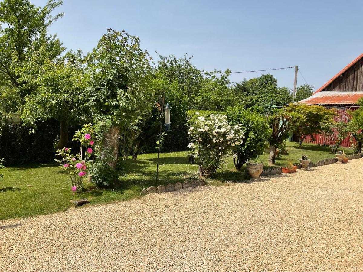 Le Jardin De Rose 24 Feuillebert Romagne 86700 Bed and Breakfast Exteriör bild