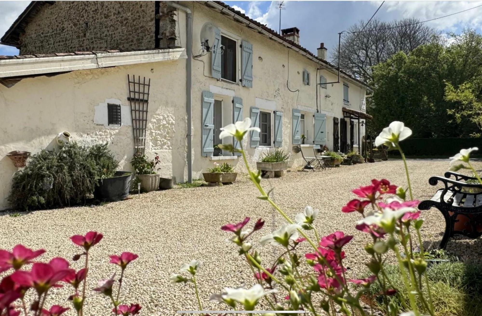 Le Jardin De Rose 24 Feuillebert Romagne 86700 Bed and Breakfast Exteriör bild